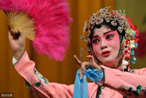 The singing of opera is designed to express the inner feelings of the characters,
allowing actors to fully present their singing skills and express their emotions.
