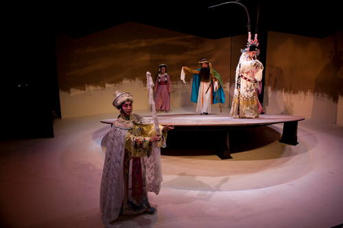 Combining the performance stage of modern theater.
