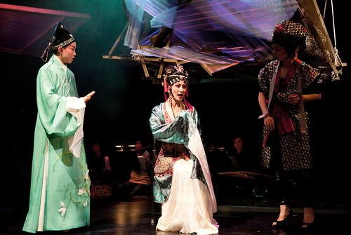The changes in light and shadow enhance the visual enjoyment on stage.
