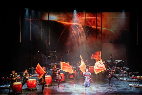 Guiding the audience into a new experience of the fusion of percussion music and opera.