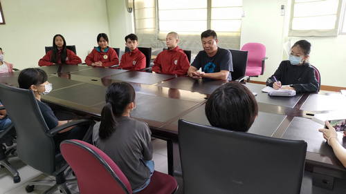 The teacher explained the answers to the questions in detail.
