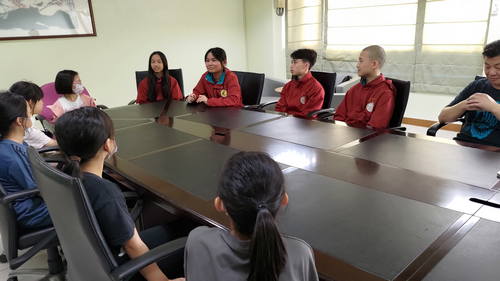 Four students explained the content of the questions in detail.