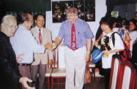 The group led by Dr. Noordhoff to provide free medical services was warmly welcomed by local residents in Cambodia.